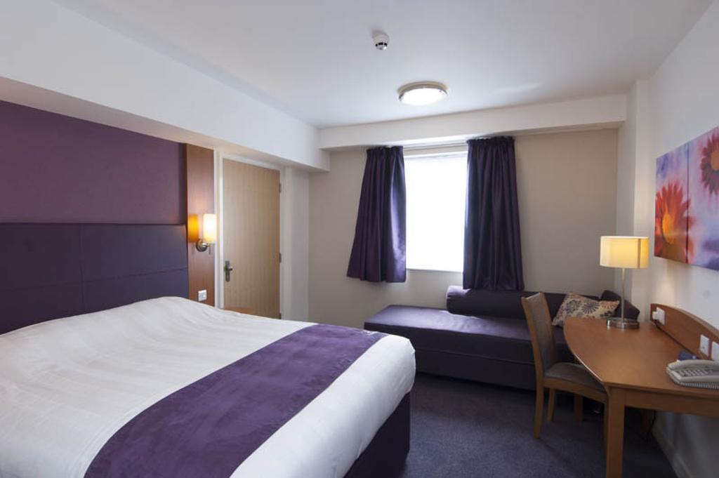 Premier Inn Woking West - A324 Zimmer foto