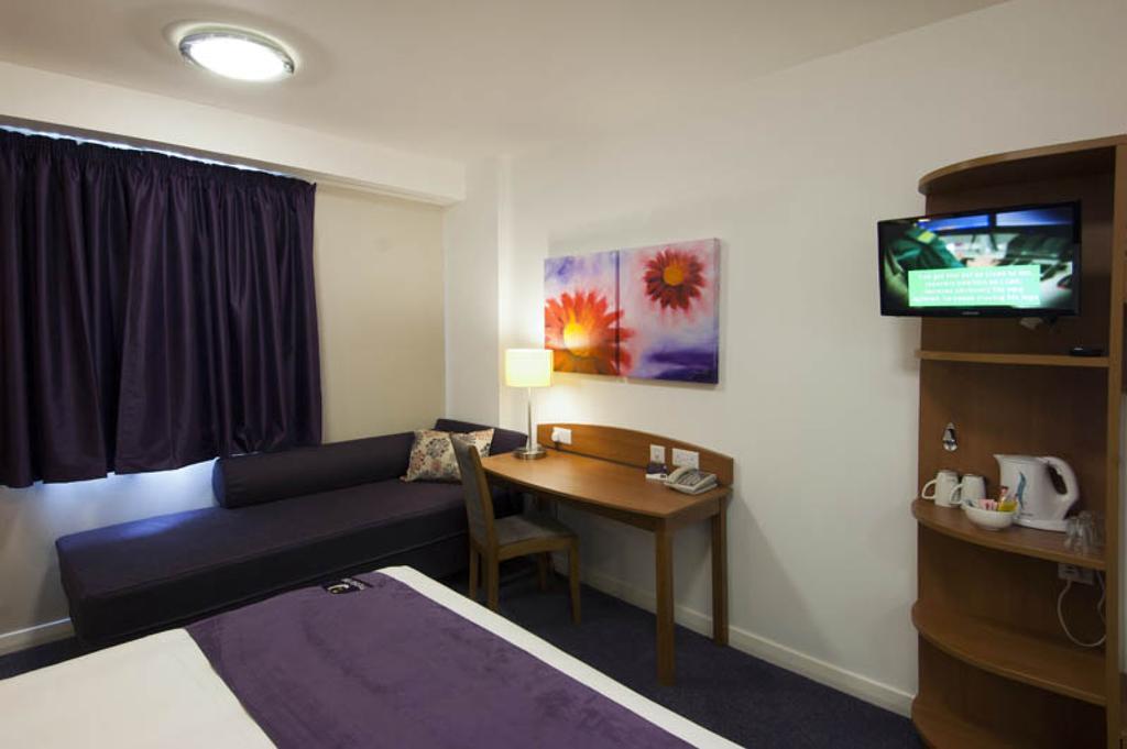 Premier Inn Woking West - A324 Zimmer foto