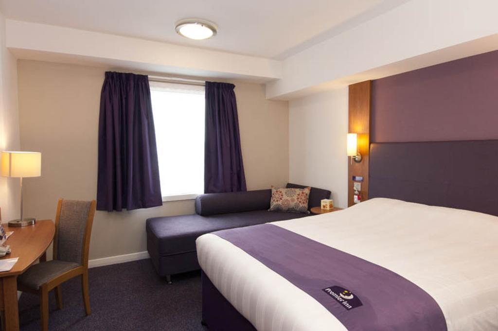 Premier Inn Woking West - A324 Exterior foto